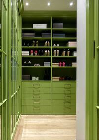 Г-образная гардеробная комната в зеленом цвете Минск