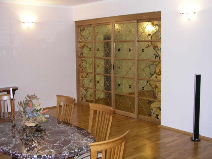 Перегородка для гостиной с цветным стеклом и декоративными вставками Минск